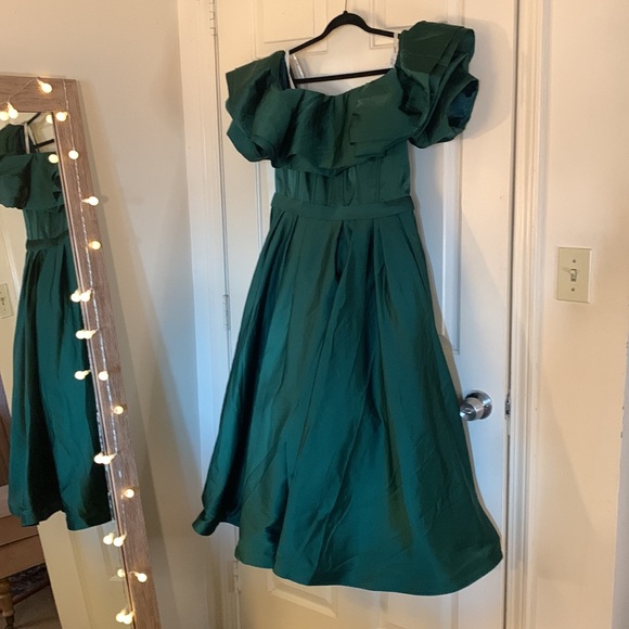 MAC DUGGAL
Emerald Off The Shoulder Tea Length Dress - Picture 5 of 16